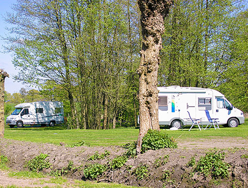 Camperplaatsen op het veld bij Ootmarsum in het voorjaar